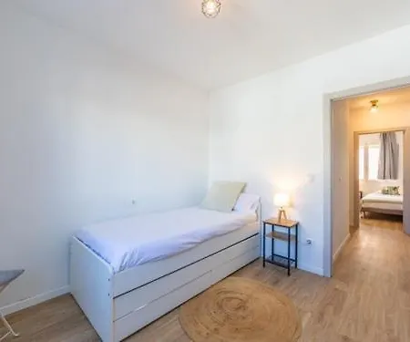 Holiday home House For 5-6 Guests With Patio 1min Dog Friendly Wifi 600mb *
